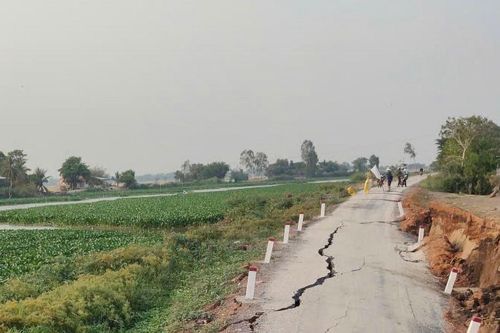 Tây Ninh: Sạt lở 60m đường ven sông, giao thông gián đoạn