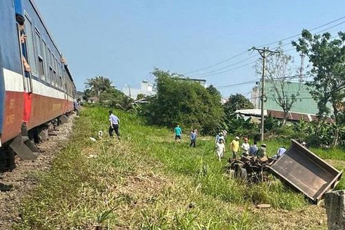 Bản tin TNGT 13/4: Xe công nông va chạm tàu SE9 ở Đắk Lắk, một cháu bé tử vong
