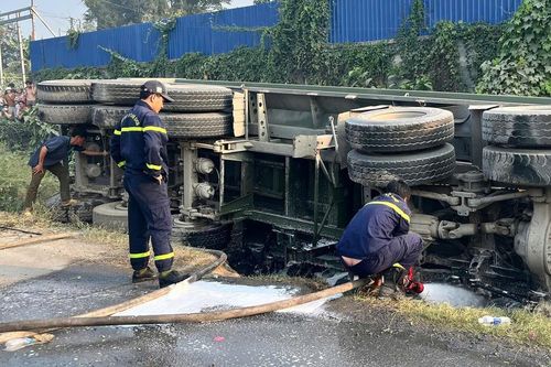 Xe ben chở đá lật đè ô tô 4 chỗ, nữ tài xế tử vong thương tâm