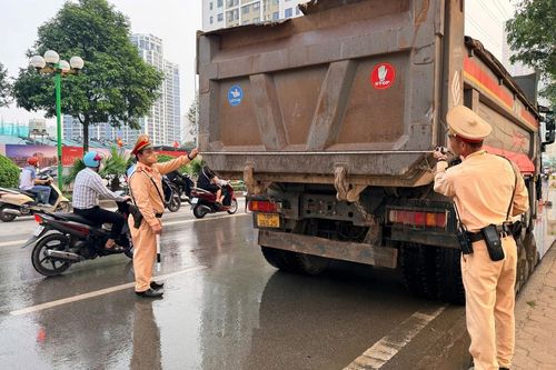 Hà Nội xử lý hơn 900 xe tải vi phạm trong 12 ngày