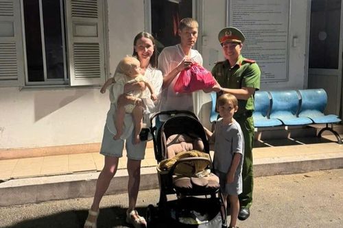 Kịp thời hỗ trợ du khách Nga nhận lại tài sản bỏ quên trên taxi ở Khánh Hòa