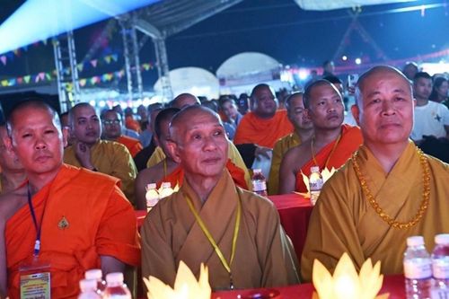 Linh thiêng đêm thắp nến cầu nguyện hòa bình và tưởng niệm các Anh hùng liệt sĩ Việt - Lào