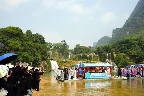 Liên hoan tiếng hát dân ca trên sông biên giới