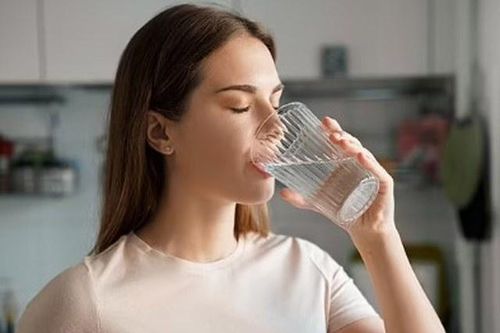 Uống nước lọc hay uống trà, thói quen nào liên quan đến tuổi thọ cao hơn?