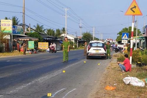 Đi xe đạp thể dục buổi sớm trên quốc lộ, 2 người đàn ông gặp nạn