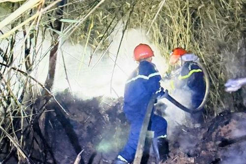 Công an tỉnh Quảng Trị hỗ trợ Lào dập tắt cháy rừng, bảo vệ khu dân cư