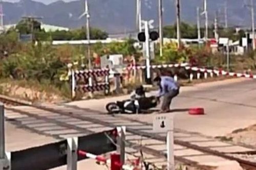 Người phụ nữ lái xe tốc độ cao tông rào chắn đường sắt