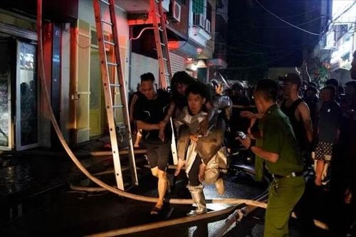 Cứu 5 người mắc kẹt trong ngôi nhà cháy ở phường Hồng Hà