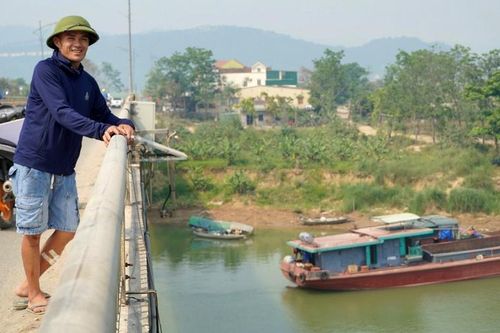 Anh Nguyễn Trọng Khánh kể lại giây phút quyết định cứu 2 mẹ con nhảy cầu sông Lam