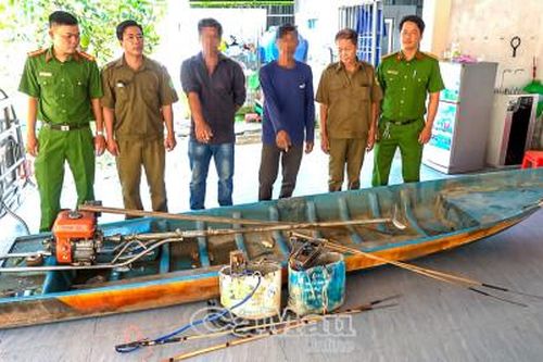 Dùng kích điện xiệt cá, 2 đối tượng bị công an mời làm việc