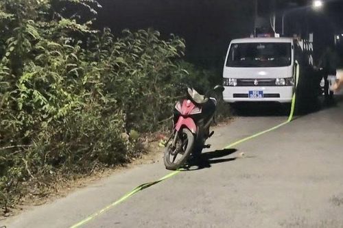 Người đàn ông tử vong trong bụi cây ven đường, Công an Lâm Đồng phong tỏa điều tra
