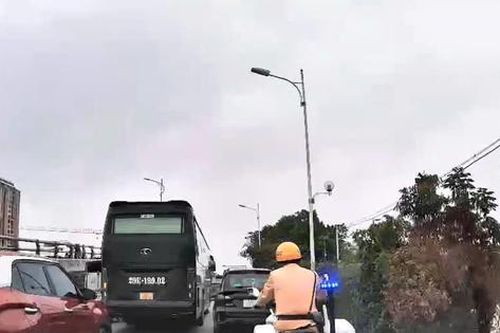 CSGT Hà Nội mở đường, kịp thời đưa người bị tai nạn lao động đi cấp cứu