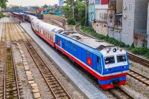 Đồng loạt giảm giá vé tàu khách và cước vận chuyển hàng hóa đến ngày 14/5