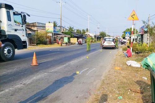 Ôtô va chạm 2 xe đạp của người đi tập thể dục lúc sáng sớm, 2 người thương vong