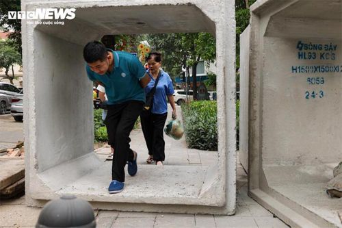 Cải tạo hạ tầng, sao lại để người đi bộ phải chui ống bê tông trên vỉa hè?