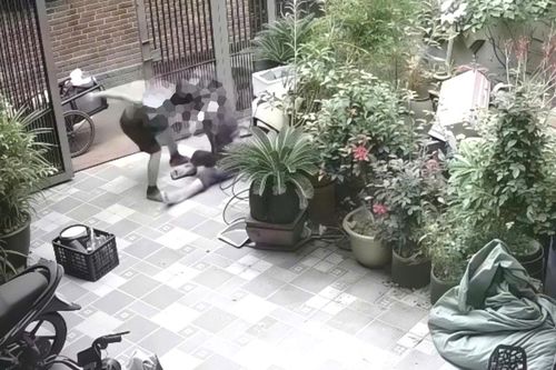 Phẫn nộ clip chồng đánh vợ dã man từ ngoài sân vào trong nhà