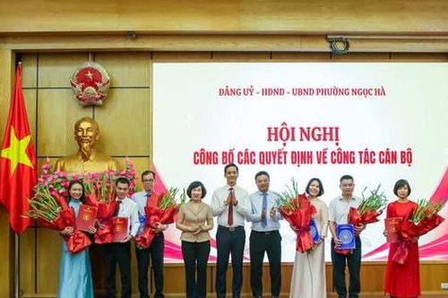Phường Ngọc Hà công bố các quyết định về công tác cán bộ