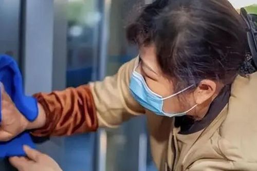 8 năm làm giúp việc, tôi thấy rõ nỗi đau chung của tuổi già: Giàu mấy cũng không tránh khỏi