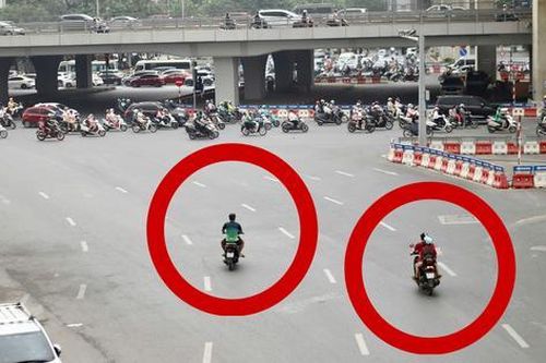 1 giờ xử lý hàng chục tài xế đi ngược chiều: Tiện vài phút, mất cả triệu đồng
