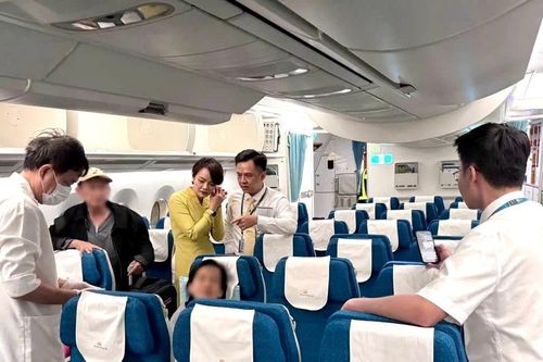 Tổ bay và hành khách kịp thời cấp cứu 1 khách bị ngất trên chuyến bay từ Mỹ về TP. HCM
