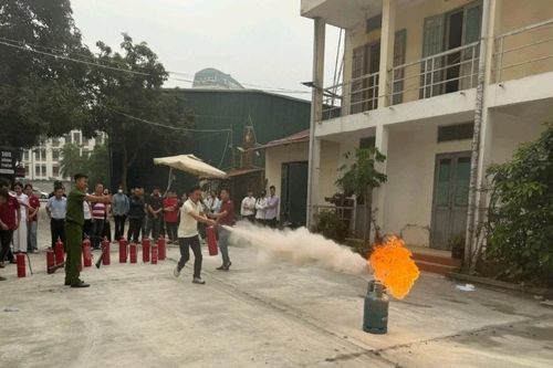 Tập huấn kỹ năng xử lý hỏa hoạn tại Trường Cao đẳng Công nghệ cao Hà Nội