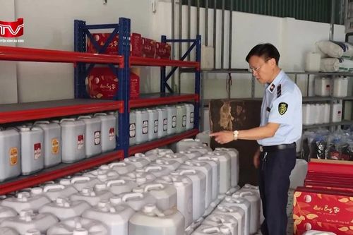 Cận cảnh kho rượu men lá khổng lồ không giấy tờ 'ẩn' trong khu dân cư