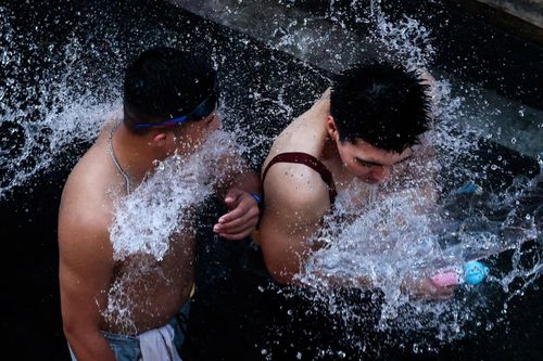 Cảnh 'vỡ trận' tại lễ hội té nước lớn nhất thế giới ở Thái Lan