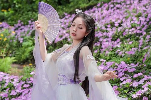 'Cô Long' nổi tiếng Đà Lạt bị khách quát thẳng mặt vì không ra tiếp