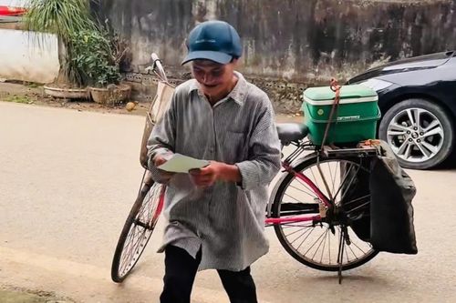 Cha đạp xe đến từng nhà gửi thiệp cưới con gái gây xúc động