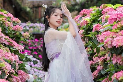 Clip 'Cô Long' Đà Lạt bị khách quát thẳng mặt vì không ra tiếp