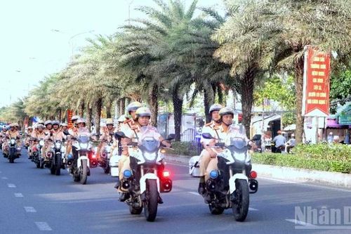 Tỏa sáng 'sắc phục màu nắng' vùng sông nước Cà Mau