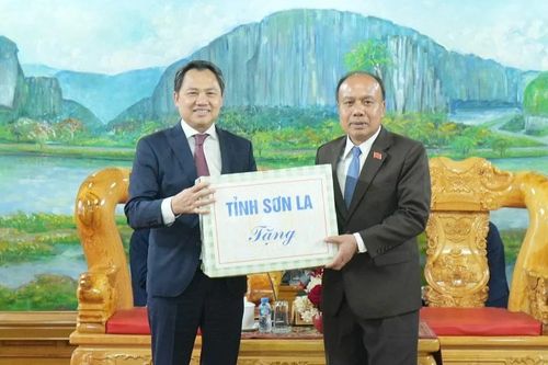 Bộ đội Biên phòng Sơn La thăm, chúc Tết lực lượng vũ trang nước bạn Lào