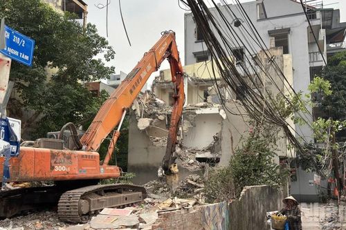 [Ảnh] Đẩy nhanh giải phóng mặt bằng ngõ 310 Nghi Tàm phục vụ xây dựng cầu Tứ Liên