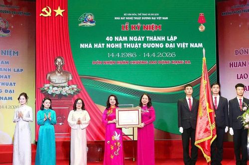 Nhà hát Nghệ thuật đương đại Việt Nam đón Huân chương Lao động hạng Ba