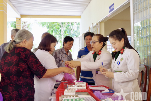 Bệnh viện Quân y 121 khám bệnh và cấp thuốc miễn phí cho người dân tại Vĩnh Long