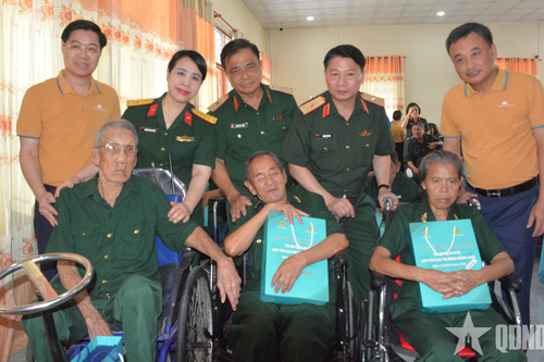 Tặng quà Trung tâm Điều dưỡng thương binh và người có công Long Đất, TP Hồ Chí Minh