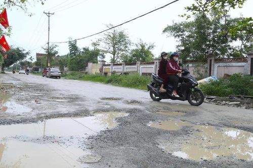 Đường vào phố lỗ chỗ 'ổ trâu'