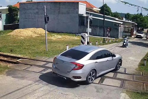 'Treo bằng' tài xế chạy liều!