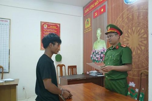 Nửa đêm giả dạng đi cướp