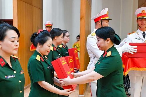 Phụ nữ Quân đội tự tin cống hiến, vững bước tương lai số