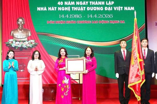 Nhà hát 40 năm tuổi bên Hồ Gươm đón Huân chương Lao động hạng Ba