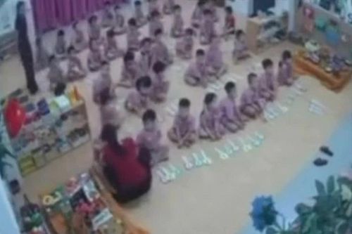 Xôn xao clip bé trai 4 tuổi nghi bị nữ giáo viên giật tóc