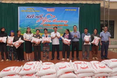 Báo Giáo dục và Thời đại kết nối yêu thương đến với học sinh và hộ nghèo biên giới
