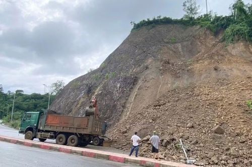 Xử lý sạt lở dốc Cun, bảo đảm an toàn Quốc lộ 6 ở Phú Thọ