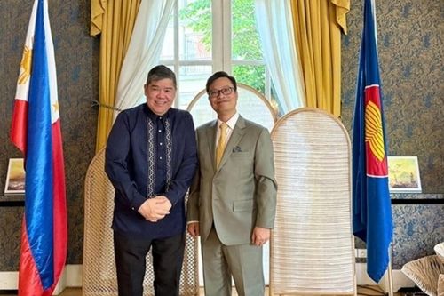 Đại sứ Việt Nam tại Pháp Trịnh Đức Hải chào xã giao Đại sứ Philippines và Đại sứ Indonesia tại Pháp