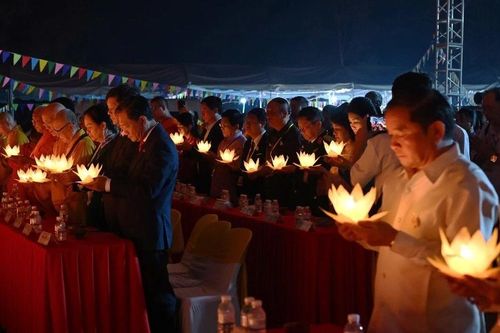 Lào: Linh thiêng đêm thắp nến cầu nguyện hòa bình và tưởng niệm các Anh hùng liệt sĩ Việt - Lào