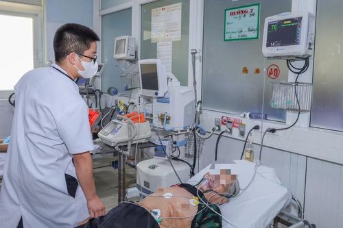 Nắng nóng, bệnh viện quá tải vì nhiều người già và trẻ em bị ốm