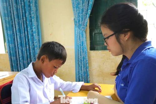 Nữ sinh 5 tốt biến ngoại ngữ thành cầu nối hội nhập