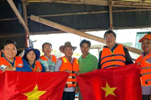 Tuổi trẻ Cần Thơ về với ngư dân nơi đầu sóng
