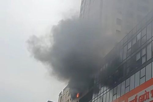 Hà Nội: Cháy chung cư phố Vương Thừa Vũ, người dân tháo chạy từ tầng 19